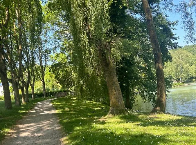 Adorable F1, Au Bord Du Lac D\'Elancourt Village